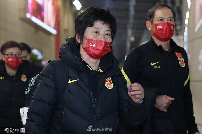 爱德华兹44分小哈达威32分东契奇缺阵森林狼送独行侠连败NBA常规赛激战正酣，西部领头羊森林狼主场迎战独行侠，东契奇此役因左股四头肌酸痛缺阵，独行侠上场不敌骑士，目前18胜13负暂列西部第6位，森林狼22胜7负稳居西部头名。